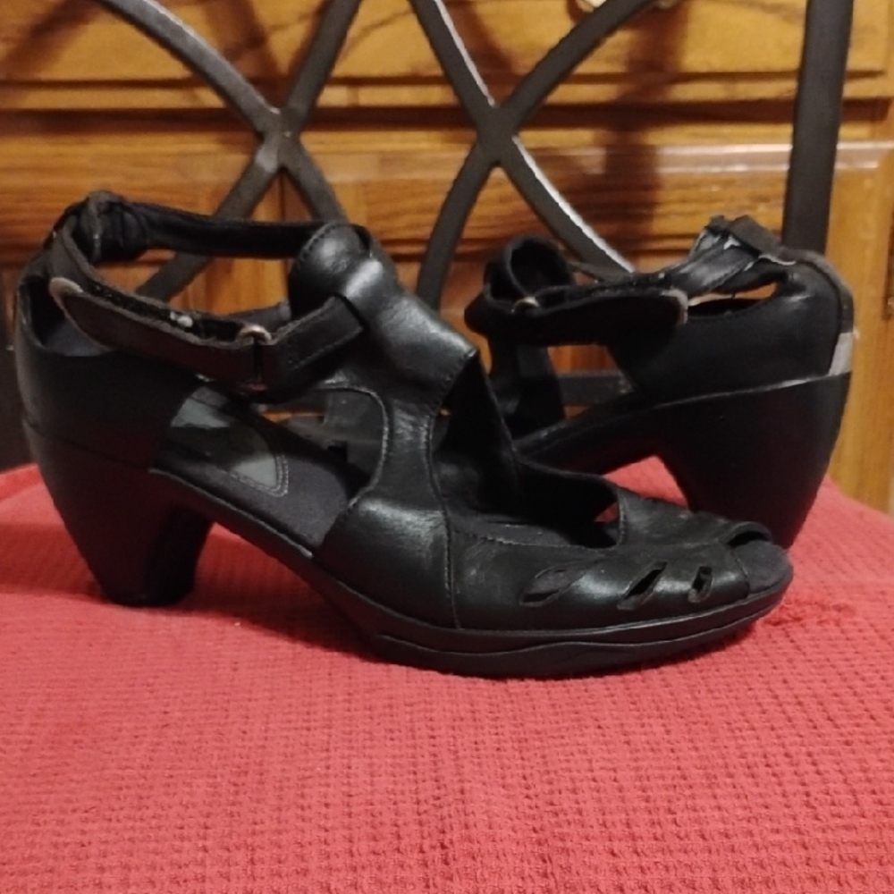 🖤 Merrell Women’s Black Heeled Open-Toe Shoes - Picture 3 of 5